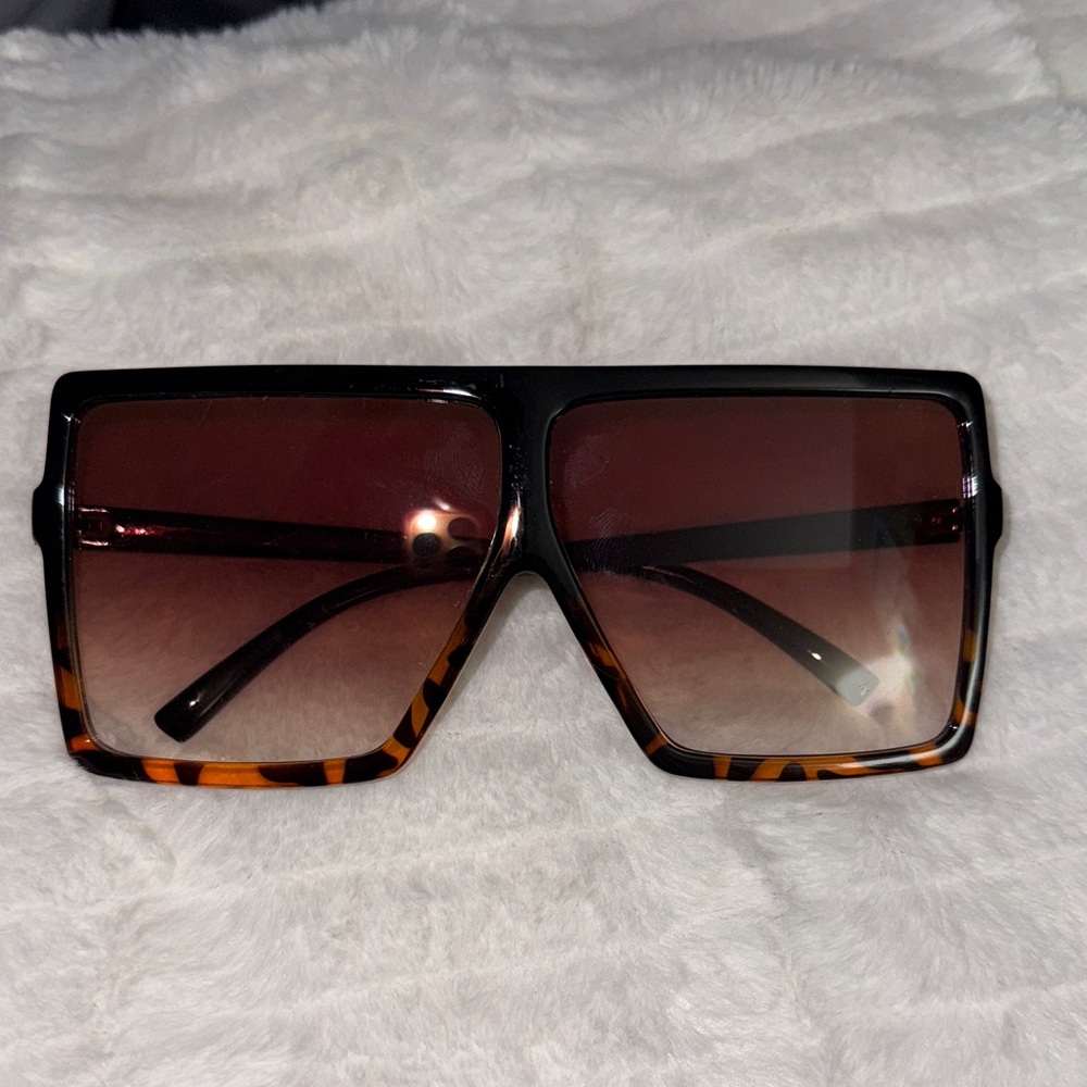 BRAND NEW ‼️‼️‼️ 
Tortoise Shell Oversized Sunglasses